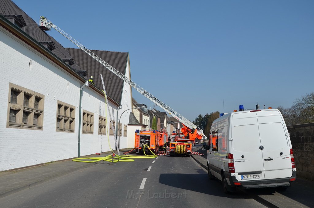 Feuer 3 Dachstuhlbrand Koeln Rath Heumar Gut Maarhausen Eilerstr P481.JPG
